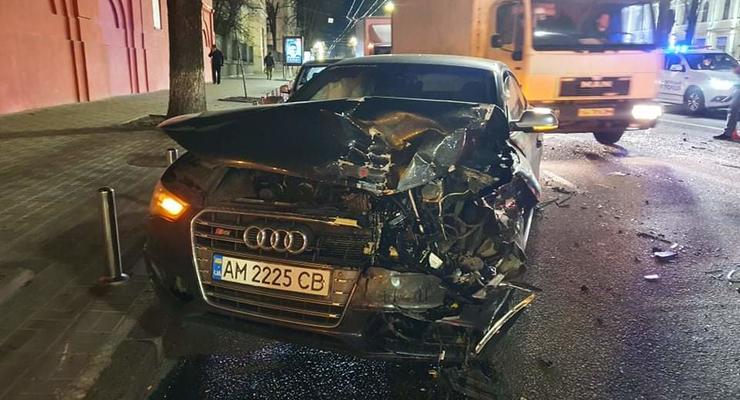 В Киеве Audi протаранил на светофоре ВАЗ и Dacia - видео момента ДТП