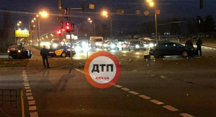 В Киеве опрокинут автомобиль после ДТП с участием трех автомобилей: Видео