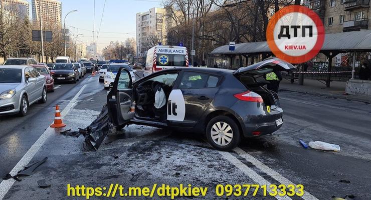 В Киеве случилось ДТП с участием такси, есть погибшие