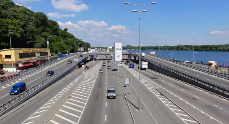 В Киеве на эстакадном съезде на Набережное шоссе ограничат движение на месяц