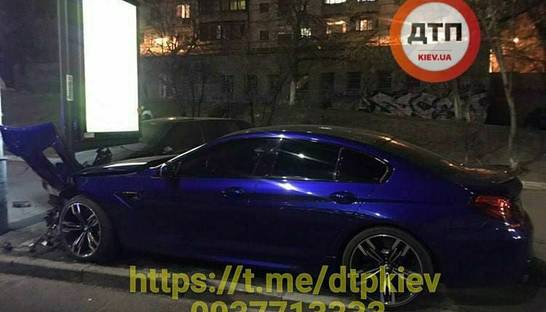 В центре Киева BMW протаранил два припаркованных автомобиля и уперся в столб