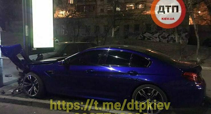 В центре Киева BMW протаранил два припаркованных автомобиля и уперся в столб