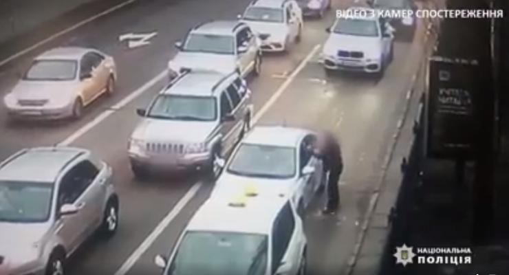 В Киеве водитель Jeep Grand Cherokee разбил стекло в Hyundai и набросился на водителя