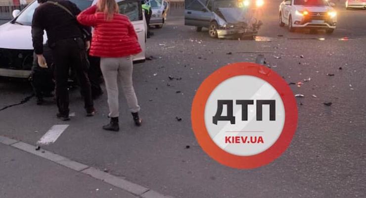 В Киеве на перекрестке Малевича и Байковой жестко столкнулись два легковых авто
