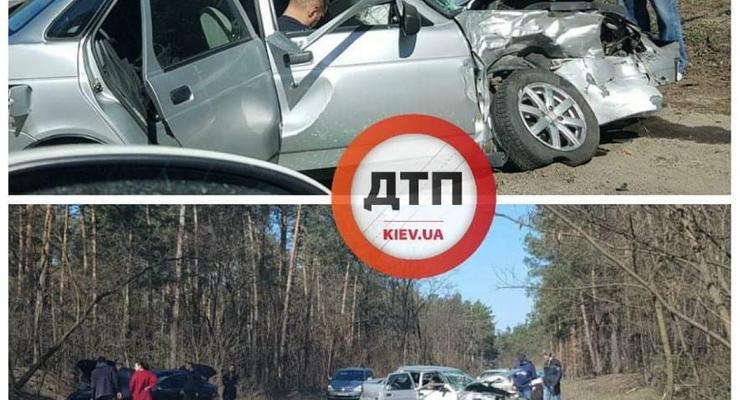 Под Киевом в пьяном ДТП водитель ВАЗ протаранил встречную иномарку