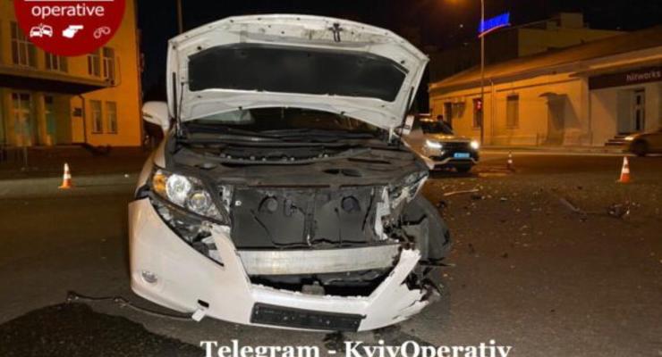 В Киеве пьяный водитель Honda сломал себе обе ноги и травмировал водителя Lexus: Видео