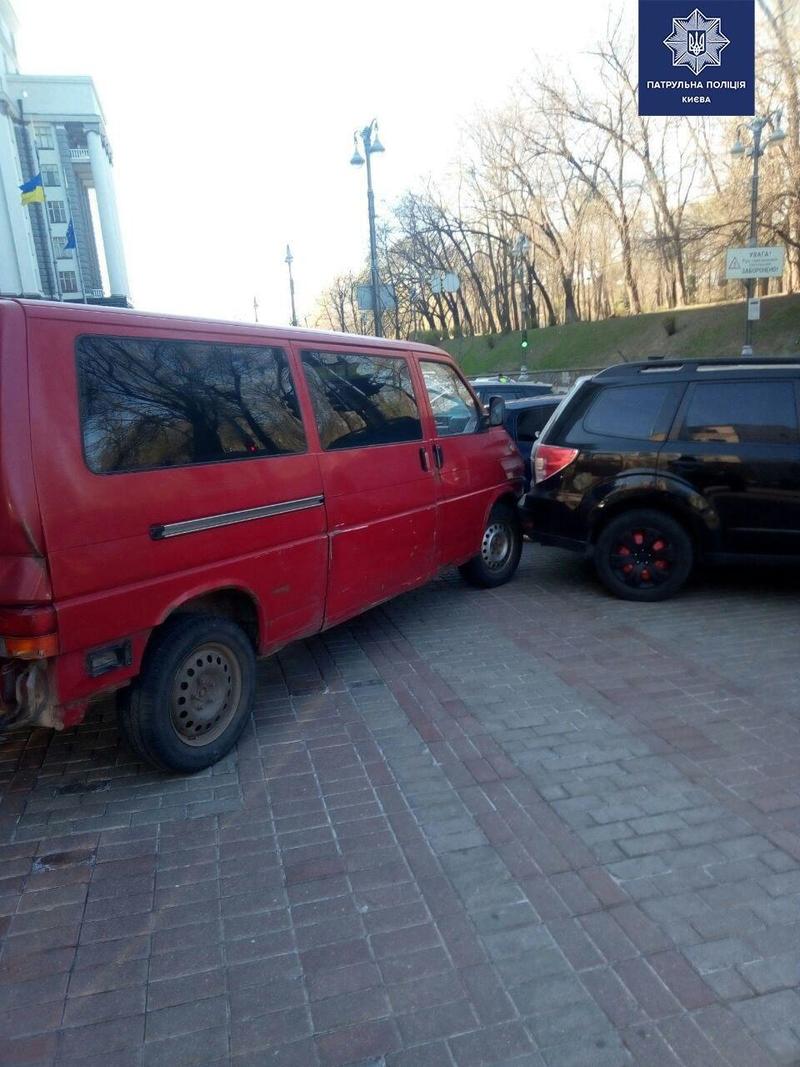 В Киеве пьяный водитель разгромил три автомобиля / kyivpatrol