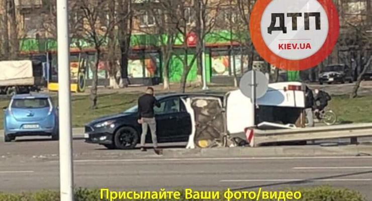 В Киеве на Большой Окружной дороге Ford подрезал и перевернул Таврию