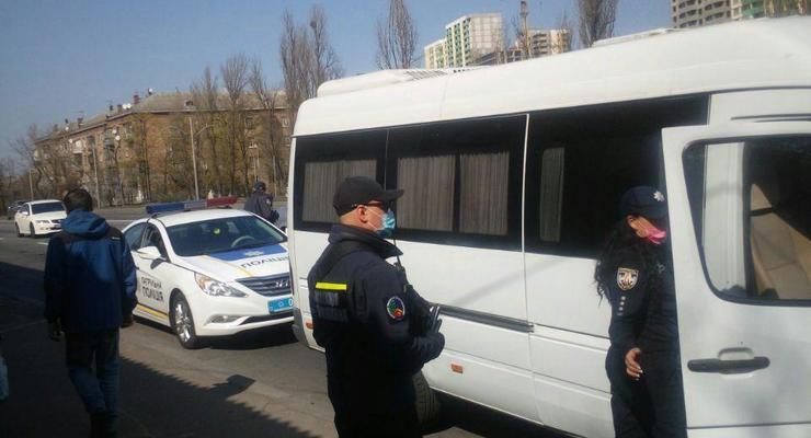 Полицейские Киева проверили, как перевозчики соблюдают карантин