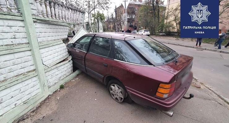 В Киеве пьяный водитель снес забор и разбил машину