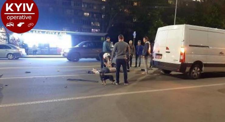 В Киеве на пешеходном переходе человека сбили сразу две машины