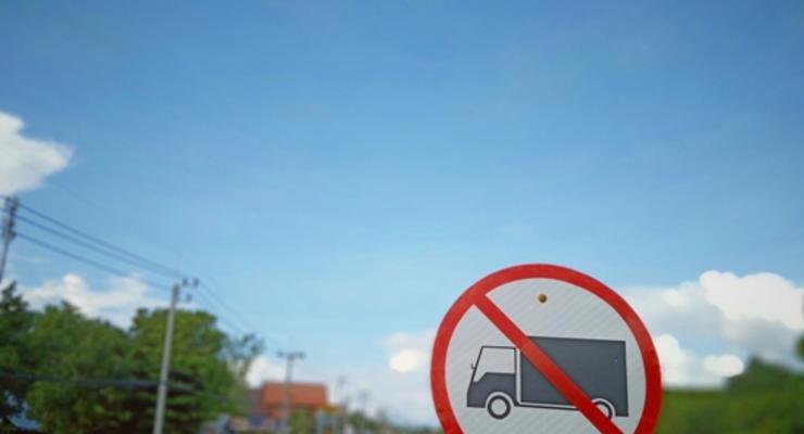 Въезд грузовикам в Киев запретили, но пробок меньше не стало
