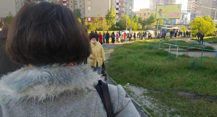 "Ослабление карантина": В Киеве зафиксированы огромные очереди на транспорт