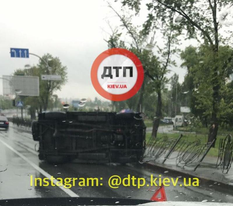 Мокрый асфальт стал причиной опрокидываний авто на Киевщине: Сводка за 25 мая / dtp.kiev