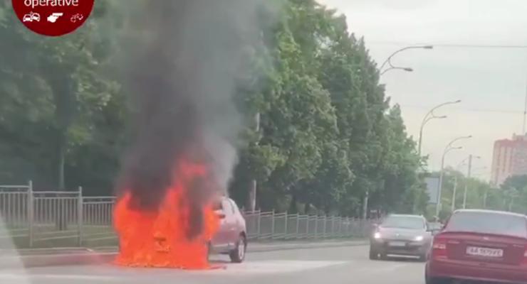 В Киеве автомобиль вспыхнул во время езды