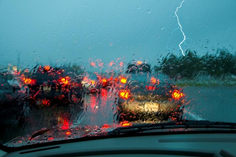 Безопасное вождение в дождь: ТОП-15 важных секретов / depositphotos