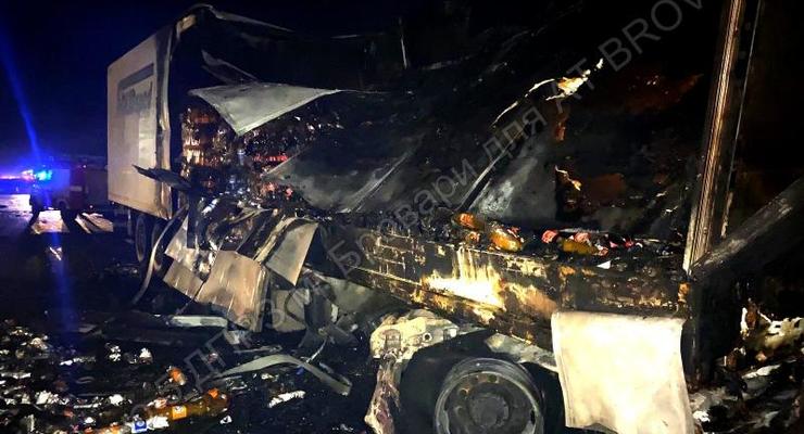 Жуткое ДТП под Киевом: Автомобиль влетел в фуру и загорелся