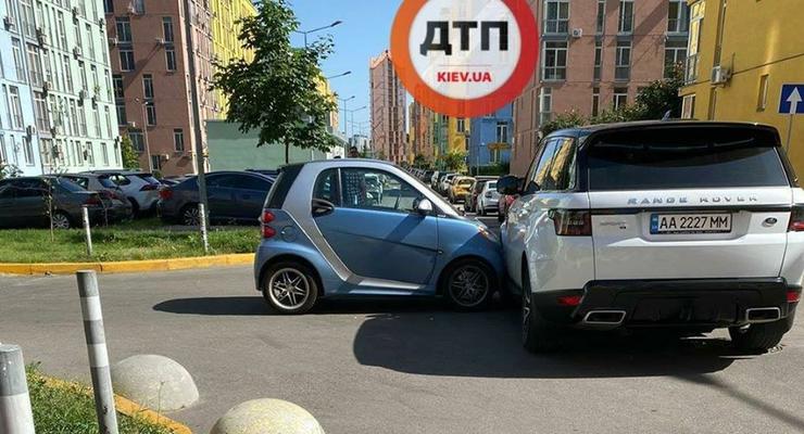 В Киеве Smart врезался в Range Rover: Сводка за 11 июня
