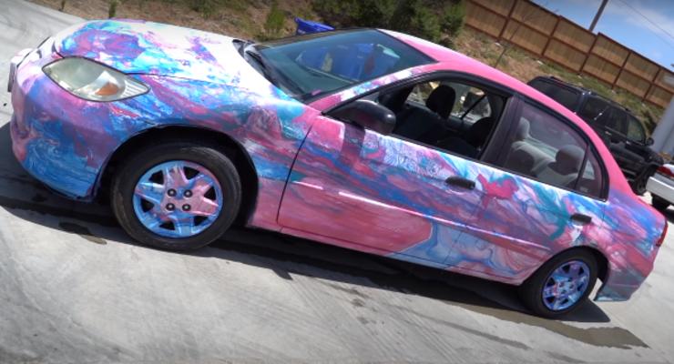 В США парень искупал Honda в бассейне с красками