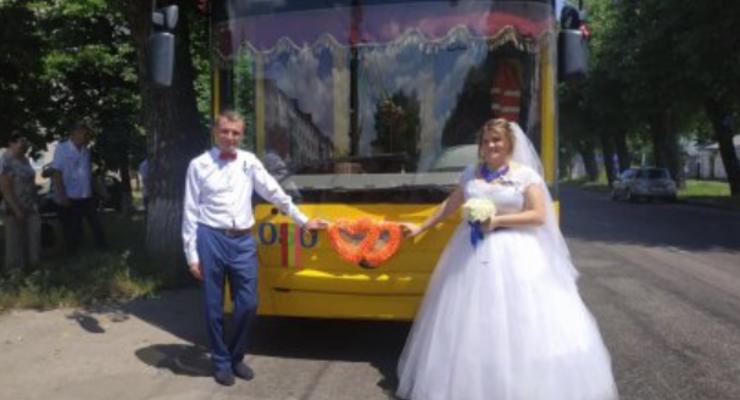Свадебный рейс: В Сумах молодожены отпраздновали торжество в троллейбусе