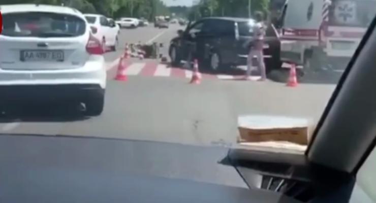 В Вишневом под колесами авто оказались мать с ребенком: Жуткое видео