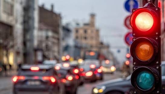 Когда водитель заплатит штраф за движение на красный: Подробности