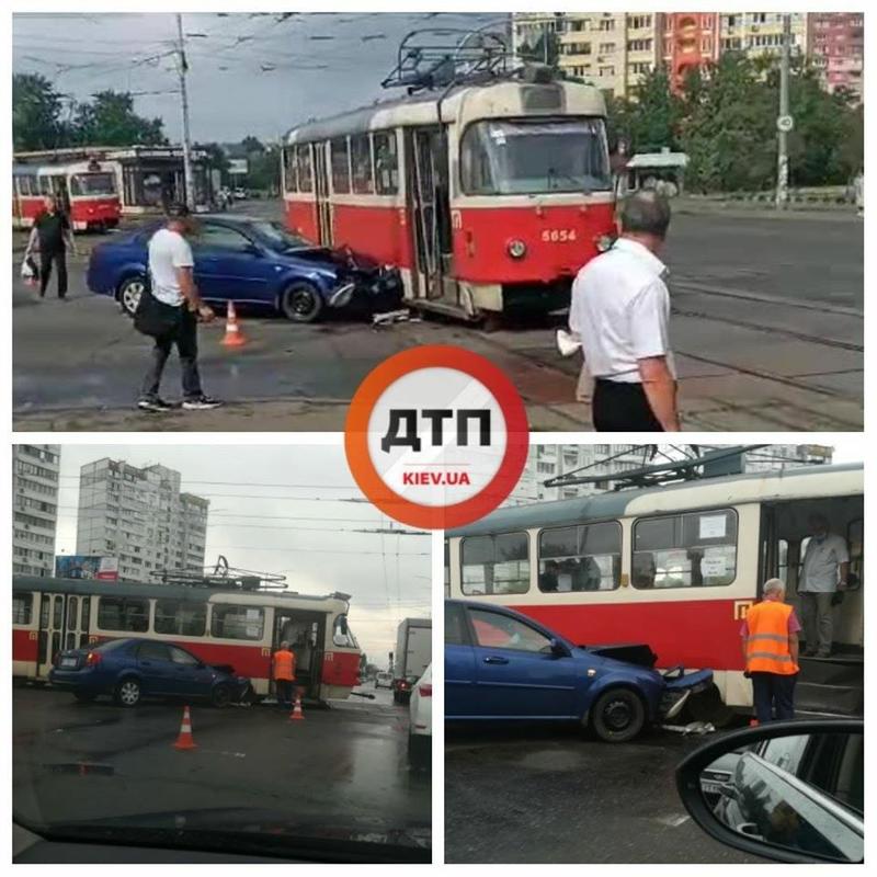 В Киеве трамваи и дома мешали водителям ездить: Сводка