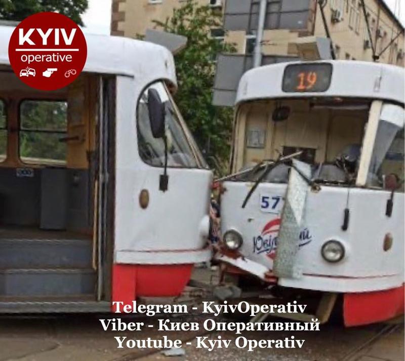 В Киеве столкнулись трамваи и горел КРАЗ: Сводка ДТП за 13 июля / kyivoperativ