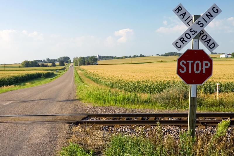 Как пересекать железнодорожный переезд правильно: Размер штрафов / depositphotos