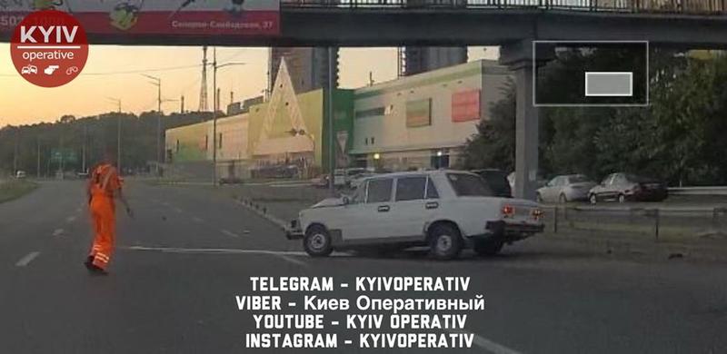 В Киеве отличились водители Lada, а экскаватор врезался в легковушку: Сводка / kyivoperativ
