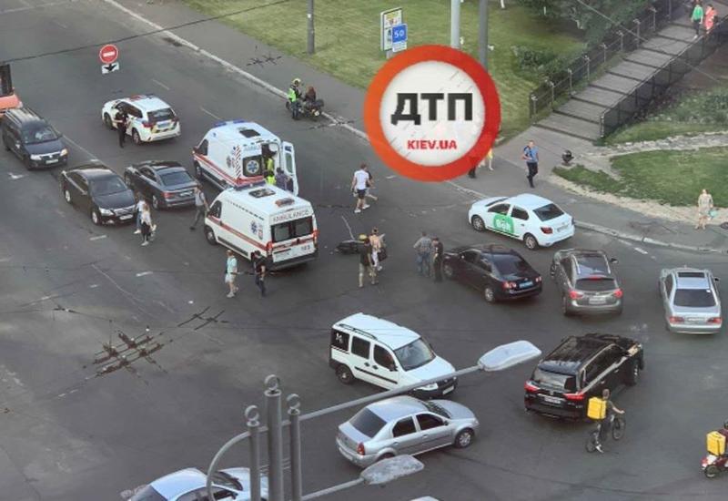 В Киеве отличились водители Lada, а экскаватор врезался в легковушку: Сводка / dtp.kiev.ua