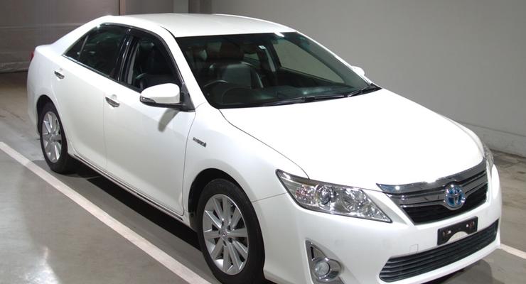 Toyota массово распродает старые Camry и Land Cruiser: как отхватить лакомый кусочек