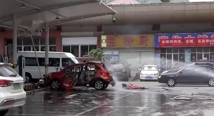 Взрыв электрокара В Китае во время зарядки попал на видео: что известно