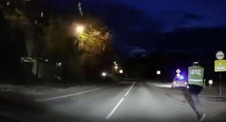 В России автомобиль полиции "сбежал" от сотрудников: курьезное видео