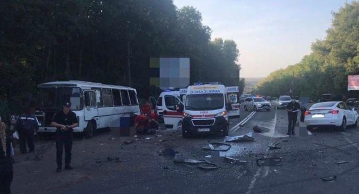 Под Хмельницким столкнулись автобус и Tesla: 8 человек увезли в больницу