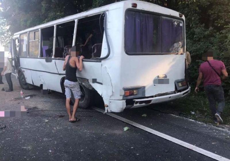 Под Хмельницким столкнулись автобус и Tesla: 8 человек увезли в больницу / Патрульная полиция