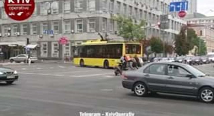 В Киеве пассажирам пришлось толкать троллейбус, который заглох прямо на перекрестке: видео