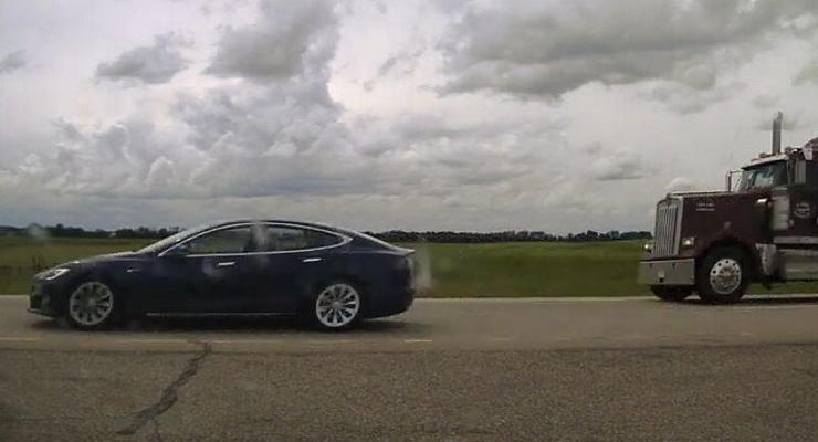 В Канаде словили Tesla, которая начала убегать от полиции: водитель решил вздремнуть