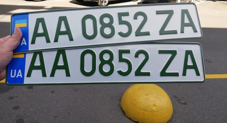Украинцам показали новые номера для электрокаров: фото