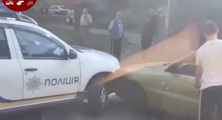 Полиция опять бьёт автомобили: не расчитали радиус поворота, видео