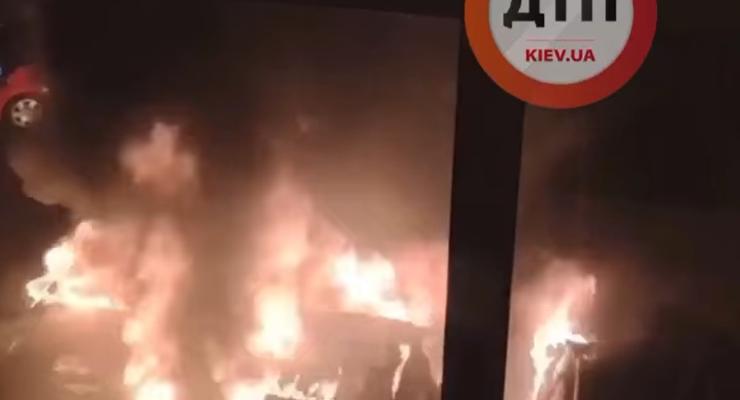 Ночью в Киеве сгорело сразу три автомобиля: пожарные не могли проехать почти полчаса