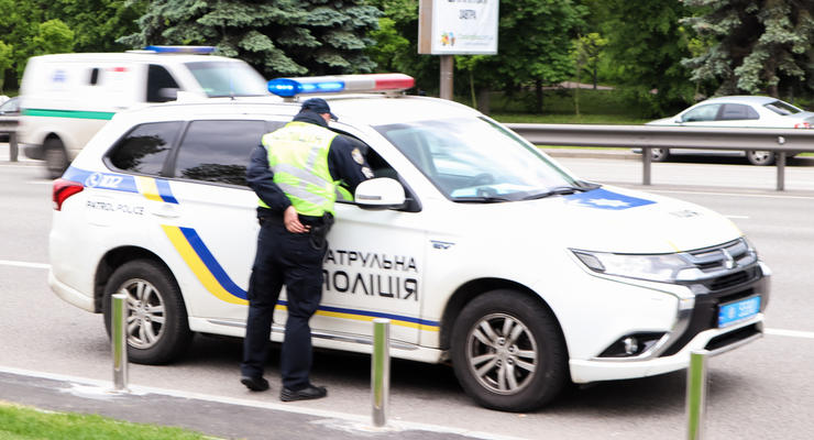 В Киеве пешеход перебежал дорогу прямо перед полицией: что было дальше
