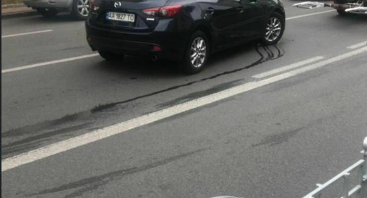 В Киеве уронили автомобиль с эвакуатора: подробности