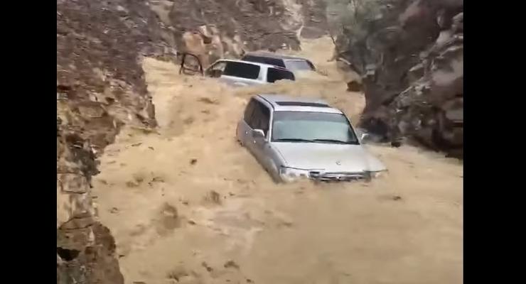 В сети показали видео, как река унесла сразу несколько Toyota Land cruiser