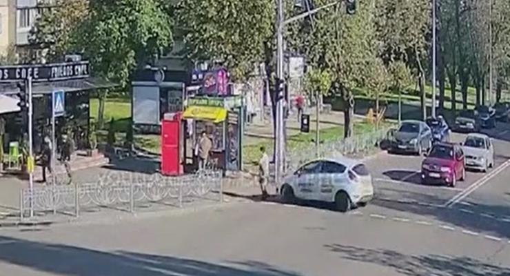Водитель-ученик сбил женщину на переходе: видео