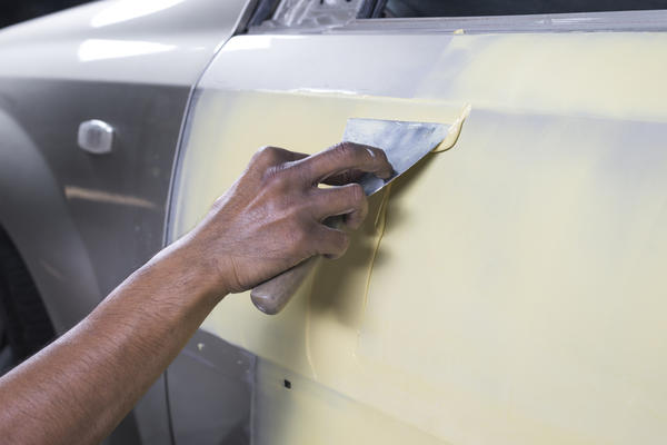 Нанесение шпатлевки при кузовном ремонте: подготовка поверхности и порядок проведения работ
