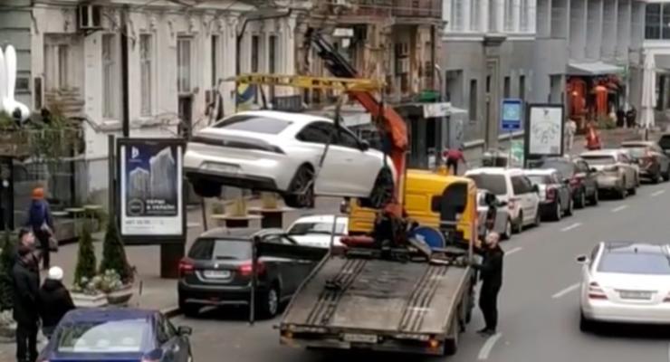 В Киеве водитель отвоевал автомобиль у эвакуатора: курьезное видео