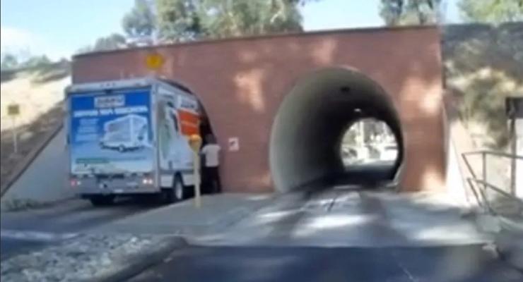 Грузовик, который не смог: как фургон застрял в круглом тоннеле