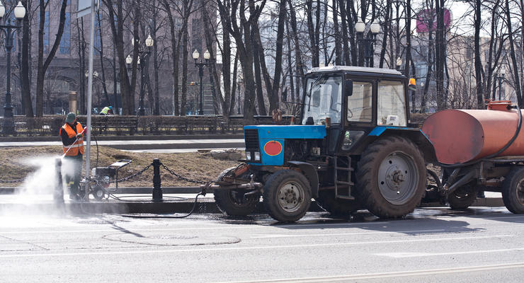 Украинские дороги начали обрабатывать солью: видео