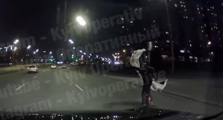На моноколесе с бампером в руках: самый необычный водитель Киева, видео